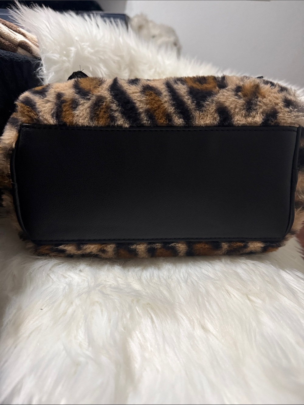 Viral Juicy Couture Leopard Faux Fur Satchel purse, charms and scarf included - Picture 6 of 6